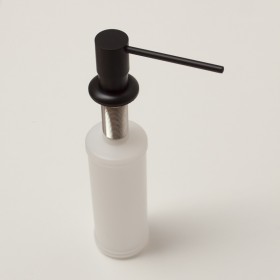 Distributeur de savon liquide avec bouton noir à encastrer sur un lavabo