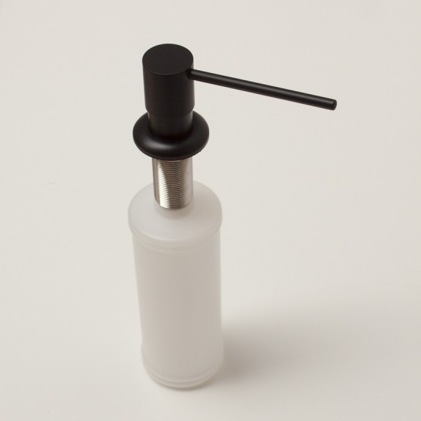 Distributeur de savon liquide avec bouton noir à encastrer sur un lavabo