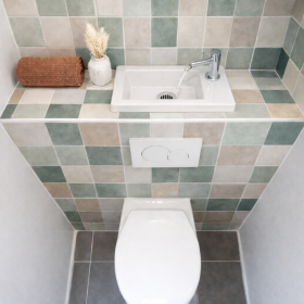 lave mains poser sur bâti-support wc