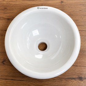 Petite vasque &agrave; encastrer en c&eacute;ramique blanc brillant id&eacute;al pour un WC