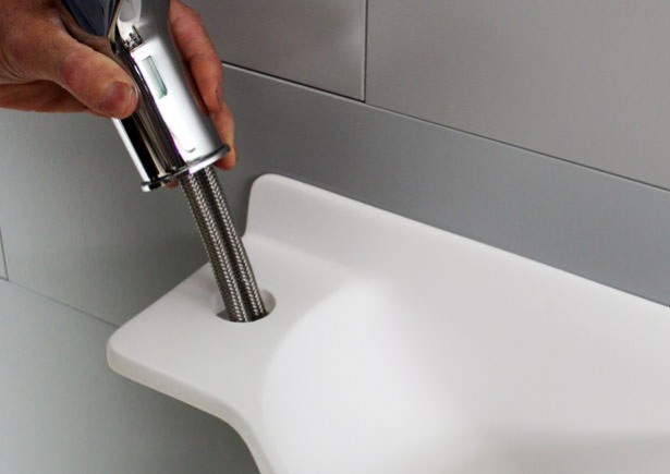 Perçage évier inox pour la pose d'un robinet 