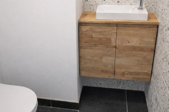 Lave-mains en bois : l'astuce pour un WC chaleureux et déco 