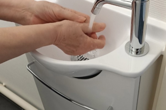 Installer un lave-mains dans les WC : hauteur, évacuation, normes